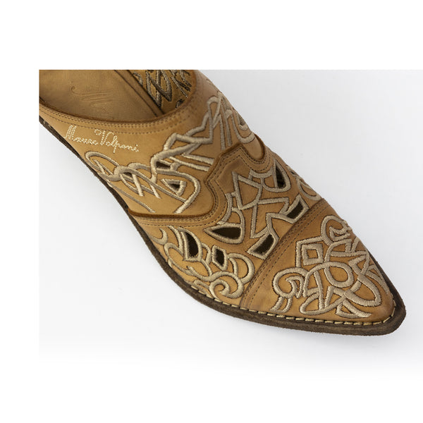 Begonia in vitello tinto in capo con ricamo Made in Italy