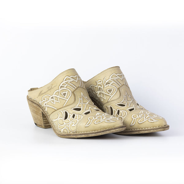 Begonia in vitello tinto in capo con ricamo Made in Italy