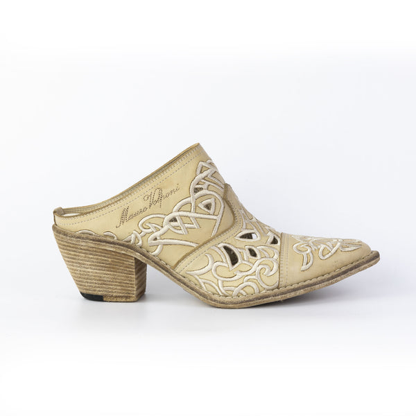 Begonia in vitello tinto in capo con ricamo Made in Italy