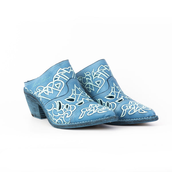 Begonia in vitello tinto in capo con ricamo Made in Italy