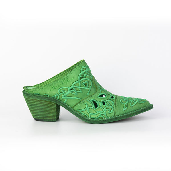 Begonia in vitello tinto in capo con ricamo Made in Italy