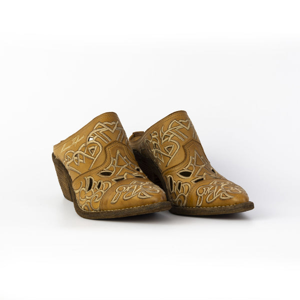 Begonia in vitello tinto in capo con ricamo Made in Italy