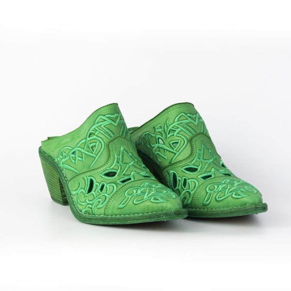 Begonia in vitello tinto in capo con ricamo Made in Italy